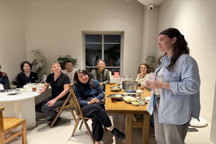 [순천=뉴시스] 전남 순천시를 찾은 외국인 여행객들이 원도심 숙소에서 담소를 나누고 있다.&nbsp; (사진=순천시 제공) 2025.05.08. photo@newsis.com *재판매 및 DB 금지