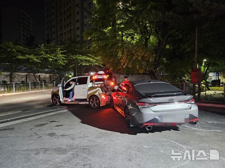 [김포=뉴시스]정일형 기자 = 김포시 양촌119안전센터 앞에 불법 주차된 차량이 견인되고 있다. (사진= 김포소방서 제공) 