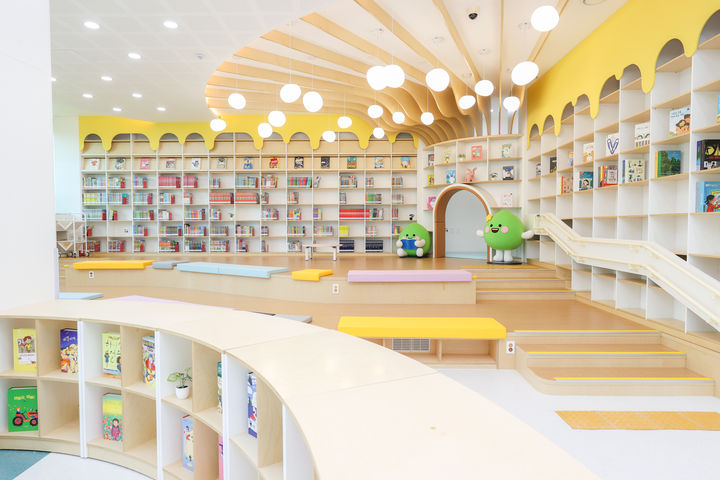 [광양=뉴시스] 광양꿈빛도서관 내부. 이 도서관은 마동근린체육공원 인근에 있는 연면적 1440.03㎡, 지상 2층 규모의 어린이 전용 도서관이다. (사진=광양시 제공) 2025.05.08. photo@newsis.com *재판매 및 DB 금지
