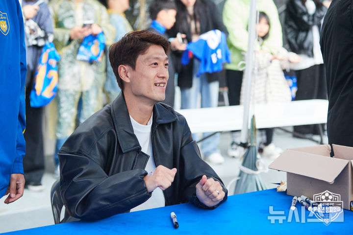 [서울=뉴시스]이청용과 함께하는 울산 유소년 챔피언십 성황리 마무리. (사진=울산 HD 제공)