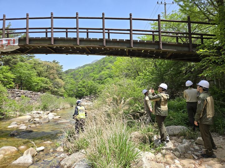 [진주=뉴시스]국토안전관리원, 월악산국립공원 합동안전점검 실시.(사진=국토안전관리원 제공).2025.05.08.photo@newsis.com *재판매 및 DB 금지