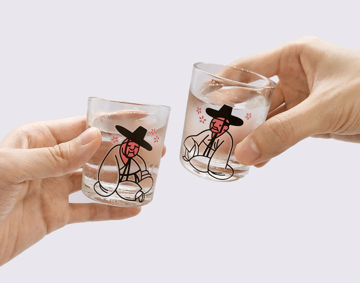 [서울=뉴시스] 취객 선비 3인방 변색잔 세트 (사진=국립박물관문화재단 제공) 205.05;08. photo@newsis.com *재판매 및 DB 금지