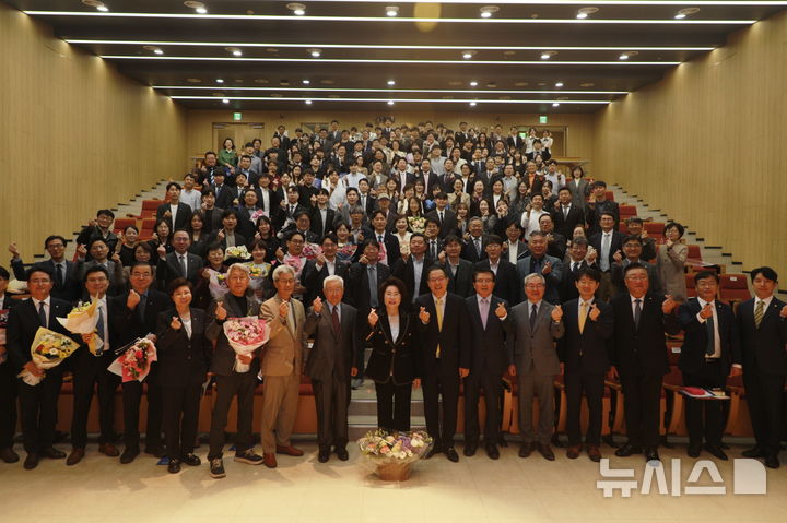 [성남=뉴시스] 가천대학교가 8일 제86회 개교기념식을 가진후 단체 사진을 촬영하고 있다 (사진=가천대 제공) 2025.05.08.photo@newsis.com