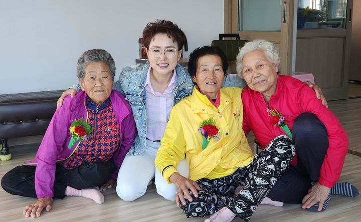 [논산=뉴시스]논산시가 어버이날을 맞아 어르신 댁을 직접 찾아 카네이션을 달아드리며 존경과 감사의 마음을 전했다. (사진=논산시 제공) 2025. 05. 08 photo@newsis.com&nbsp; *재판매 및 DB 금지