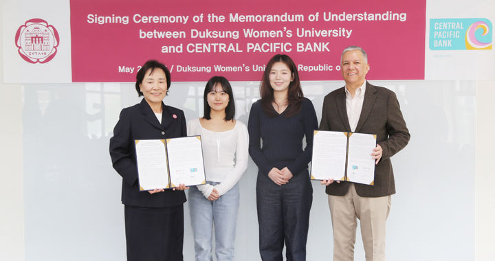 덕성여대는 하와이 센트럴 퍼시픽 뱅크(Central Pacific Bank, CPB)와 상호 협력에 관한 양해각서(MOU)를 체결했다. 협약식에서 덕성여대 김건희 총장(왼쪽 첫 번째)와 인터십파견 학생들(왼쪽 두 번째와 세 번째), 아놀드행장이 기념 사진을 찍고 있다. (사진=덕성여대 제공) *재판매 및 DB 금지