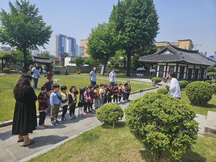 [울산=뉴시스] 구미현 기자 = 울산 중구는 유아를 대상으로 '동헌, 두드릴 고(叩)' 프로그램 운영한다. (사진=울산시 중구 제공) 2025.05.08. photo@newsis.com *재판매 및 DB 금지
