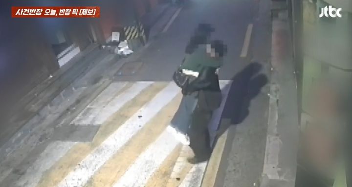 [서울=뉴시스] 서울 중랑구에서 여성을 끌어안다가 넘어져 유리가 깨지는 사건이 발생했다. (사진=JTBC 사건반장 갈무리) 2025.05.08 *재판매 및 DB 금지