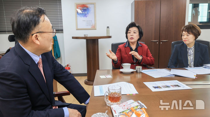 [과천=뉴시스] 신계용 시장(사진 가운데)이 이한경 행안부 재난안전관리 본부장을 만나 지역 현안에 대해 설명하고 있다. (사진=과천시 제공). 2025.05.08.photo@newsis.com