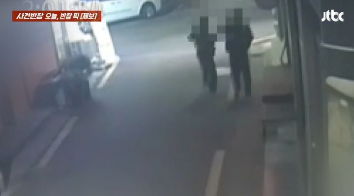 [서울=뉴시스] 서울 중랑구에서 여성을 끌어안다가 넘어져 유리를 부순 후 도주하고 있다. (사진=JTBC 사건반장 갈무리) 2025.05.08 *재판매 및 DB 금지