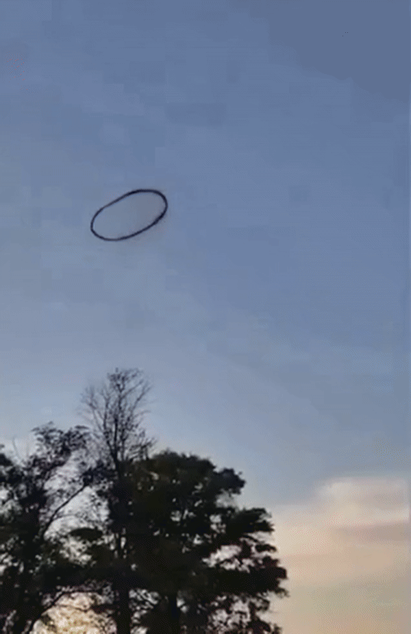 [서울=뉴시스] 미국 캔자스주 작은 마을에서 하늘 위에 알 수 없는 거대한 검은 고리가 떠다니는 특이한 광경이 펼쳐졌다. (사진=뉴욕포스트) *재판매 및 DB 금지 *재판매 및 DB 금지