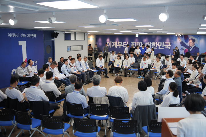 [울산=뉴시스] 구미현 기자 =더불어민주당 울산시당이 8일 당사에서 선거대책위원회 출범회의를 열고 본격적인 선거 체제에 돌입했다. (사진=민주당 울산시당 제공) 2025.05.08. photo@newsis.com *재판매 및 DB 금지