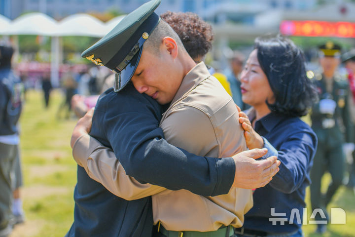 [포항=뉴시스] 안병철 기자 = 어버이날인 8일 해병대 교육훈련단 행사연병장에서 해병대 신병 1316기 수료식이 거행되고 있다.(사진=해병대 교육훈련단 제공) 2025.05.08. photo@newsis.com 