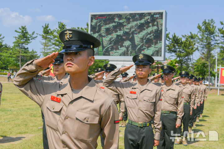 [포항=뉴시스] 안병철 기자 = 어버이날인 8일 해병대 교육훈련단 행사연병장에서 해병대 신병 1316기 수료식이 거행되고 있다.(사진=해병대 교육훈련단 제공) 2025.05.08. photo@newsis.com 