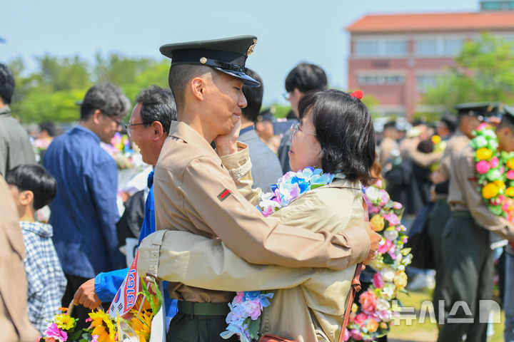 [포항=뉴시스] 안병철 기자 = 어버이날인 8일 해병대 교육훈련단 행사연병장에서 해병대 신병 1316기 수료식이 거행되고 있다.(사진=해병대 교육훈련단 제공) 2025.05.08. photo@newsis.com 