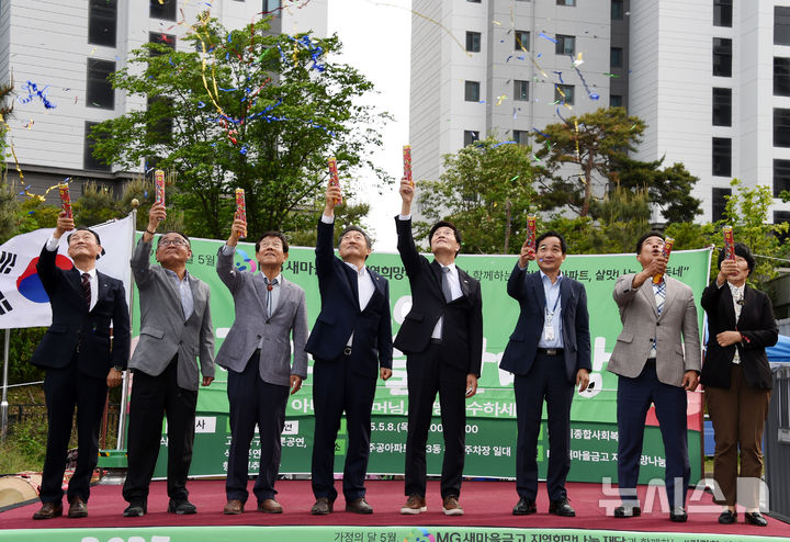 [밀양=뉴시스] 안지율 기자 = 안병구 경남 밀양시장이 8일 가곡동 장수마을 한마당 행사장을 찾은 관계 기관단체장과 건강한 아파트, 살맛나는 우리 동네 이벤트를 하고 있다. 2025.05.08. alk9935@newsis.com 