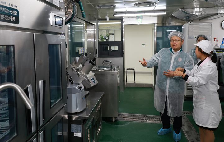 [세종=뉴시스] 사진은 학교 화재예방 현장점검을 진행 중인 오석환 교육부 차관. (사진=교육부 제공) *재판매 및 DB 금지