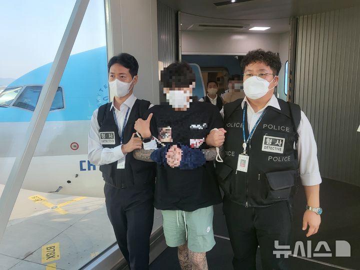 [서울=뉴시스] 송환사진. (사진=서울경찰청 광역수사단 금융범죄수사대 제공) 2025.05.09. photo@newsis.com