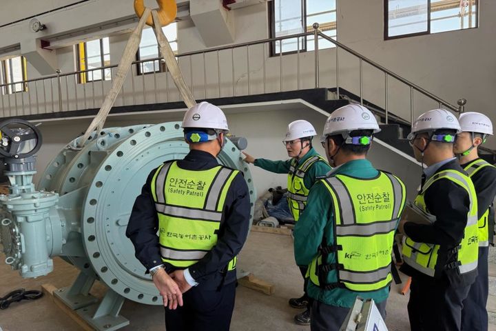 [창원=뉴시스]농어촌공사 경남, 우기대비 건설현장 안전 점검.(사진=농어촌공사 경남 제공) 2025.05.08.photo@newsis.com *재판매 및 DB 금지