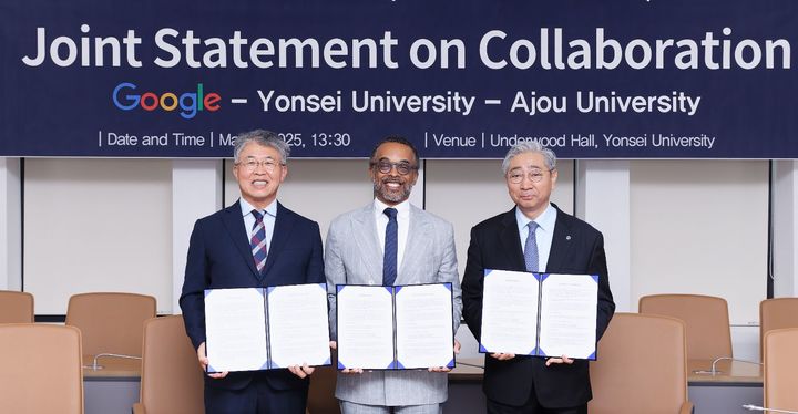 [서울=뉴시스] 구글이 연세대, 아주대와 함께 인공지능(AI) 분야 연구 역량 강화와 교육 혁신을 위한 공동 프로그램을 추진한다고 8일 밝혔다. (왼쪽부터) 최기주 아주대 총장, 크리스 터너 구글 대외협력정책 지식·정보 부문 부사장, 윤동섭 연세대 총장이 기념촬영을 하고 있다. (사진=구글 제공) *재판매 및 DB 금지