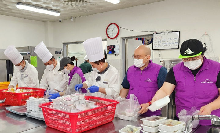 8일 어버이날을 맞아 강원랜드가 폐광지역 어르신들에게 따뜻한 한 끼를 선물하고 있다.(사진=강원랜드 제공) *재판매 및 DB 금지