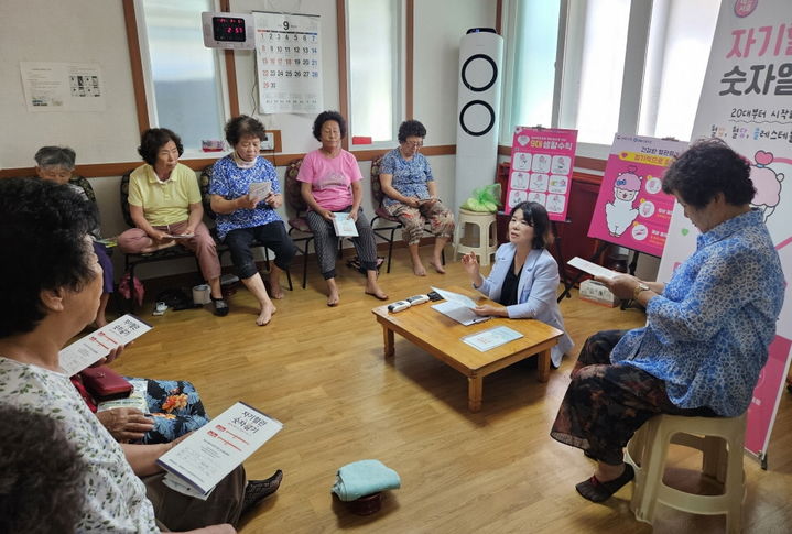 [남원=뉴시스] 남원시 관계자가 지역 경로당을 찾아 노인들에게 치매예방 및 건강관리 수칙에 대해 안내하고 있다. *재판매 및 DB 금지