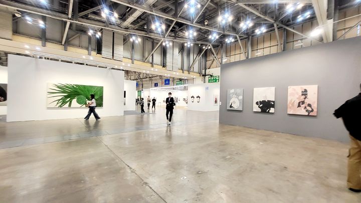 [사진=박현주미술전문기자] 아트부산 2025 전시전경. 올해는 유난힌 넓고 쾌적한 동선이 돋보인다. 2025.05.08. hyun@newsis.com *재판매 및 DB 금지