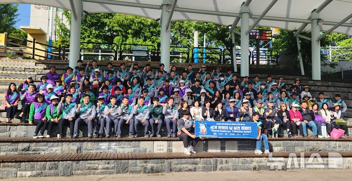 [안양=뉴시스] 세계 환경의 날 기념 캠페인 참석자들이 기념 촬영을 하고 있다. (사진=안양시 제공).2025.05.08.photo@newsis.com