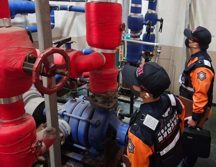 [서울=뉴시스] 소화펌프 점검 모습. 2025.05.08 (사진 제공=서울시) photo@newsis.com *재판매 및 DB 금지