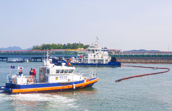 [통영=뉴시스] 신정철 기자= 통영해양경찰서는 8일 한국가스공사 통영기지본부에서 '2025년 재난대응 안전한국훈련'과 연계한 민·관 합동 해상방제훈련을 실시했다. 사진은 통영해양경찰서, 통영시청, 통영소방서, 한국가스공사, 해양환경공단 마산지사 등 8개 기관·단체에서 약 110여 명이 참여하고, 선박 19척, 오일펜스 1,230m, 유회수기 3대가 투입된 가운데 대형 LNG 취급시설에서의 선박 충돌로 인한 화재, 폭발 등 복합 재난사고를 가상하여 실전형 훈련으로 진행되고 있다.(사진=통영해경 제공).2025.05.08. photo@newsis.com&nbsp; *재판매 및 DB 금지
