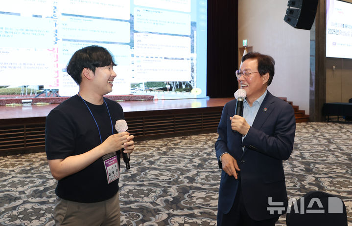 [거제=뉴시스]8일 경남 거제 소노캄에서 열린 '2025년 경상남도 공무원 역량강화 교육' 현장을 방문한 박완수 도지사가 직원과 대화하면서 활짝 웃고 있다.(사진=경남도 제공)2025.05.08. photo@newsis.com