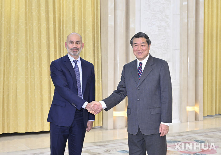 [베이징=신화/뉴시스] 미국과 중국의 스위스 협상에서 중국측 대표를 맡게 될 허리펑 부총리가 7일 베이징에서 아랍에미리트의 마제드 알 로마이티 아부다비 투자청 관리위원회 위원장과 만나 악수하고 있다. 2025.05.08.