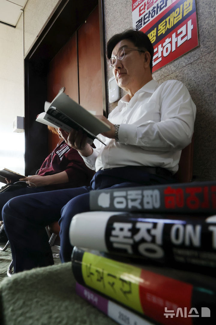 [서울=뉴시스] 고승민 기자 = 당 대선 후보 단일화 등을 촉구하며 단식 농성에 돌입한 권성동 국민의힘 원내대표와 김미애 의원이 8일 오전 서울 여의도 국회 원내대표실 앞에서 책을 읽고 있다. 2025.05.08. kkssmm99@newsis.com