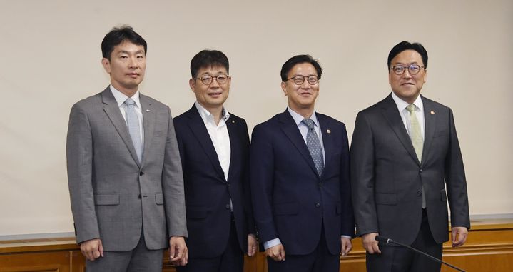 [서울=뉴시스] 김범석 기획재정부 장관 직무대행이 8일 오전 서울 중구 은행회관에서 열린 '거시경제금융현안간담회'에 앞서 기념촬영 하고 있다. 왼쪽부터 이복현 금융감독원장, 유상대 한국은행 부총재, 김 직무대행, 김병환 금융위원장. (사진=기획재정부 제공) 2025.05.08. photo@newsis.com *재판매 및 DB 금지