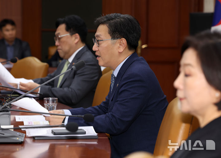 [서울=뉴시스] 배훈식 기자 = 김범석 기획재정부 장관 직무대행이 8일 오전 서울 종로구 정부서울청사에서 열린 경제관계장관회의에서 발언하고 있다. 2025.05.08. dahora83@newsis.com