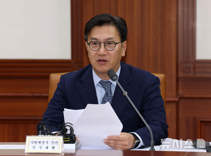 [서울=뉴시스] 배훈식 기자 = 김범석 기획재정부 장관 직무대행이 8일 오전 서울 종로구 정부서울청사에서 열린 경제관계장관회의에서 발언하고 있다. 2025.05.08. dahora83@newsis.com