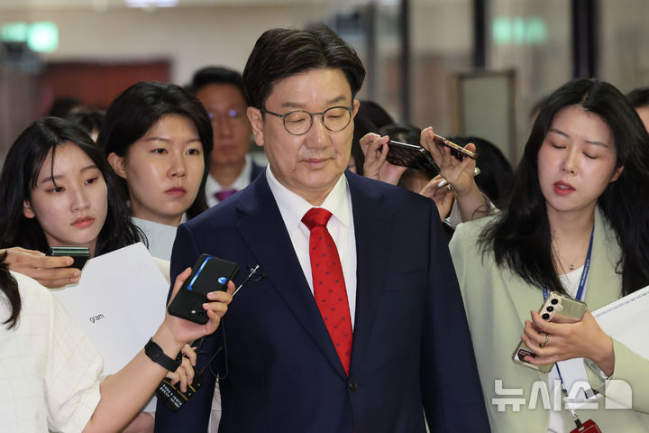 [서울=뉴시스] 권창회 기자 = 권성동 국민의힘 원내대표가 8일 오전 서울 여의도 국회에서 비상대책위원회의에 참석하기 위해 이동하고 있다. 2025.05.08. kch0523@newsis.com
