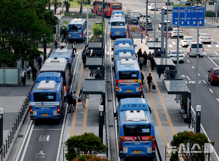 [서울=뉴시스] 김진아 기자 = 사측과의 임금·단체협약 협상이 결렬된 서울 시내버스 노조가 이틀째 준법 투쟁을 이어가고 있는 8일 서울역 앞 버스환승센터 정류장에 버스들이 줄지어 서 있다.서울 버스 노조에 따르면 노조는 이날 서울 등 22개 지역 버스 노조와 전국자동차노조 지역 대표자 회의를 열고 파업 여부와 방향 등 구체적인 내용에 대해 논의할 예정이다. 2025.05.08. bluesoda@newsis.com