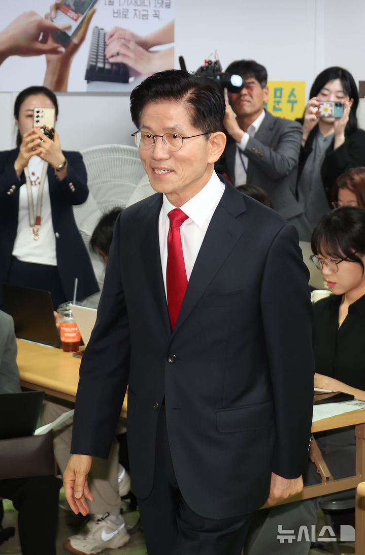 [서울=뉴시스] 고승민 기자 = 김문수 국민의힘 대선 후보가 8일 서울 여의도 캠프 사무실에서 현안 기자회견을 하기 위해 발언대로 향하고 있다. 2025.05.08. kkssmm99@newsis.com