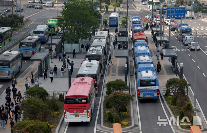 [서울=뉴시스] 김진아 기자 = 서울역 앞 버스환승센터 정류장에 버스들이 줄지어 서 있다. 2025.05.08. bluesoda@newsis.com