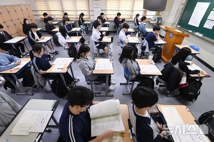 [수원=뉴시스] 김종택 기자 = 5월 전국연합학력평가가 실시된 지난 5월8일 경기 수원시 효원고등학교에서 고3 학생들이 시험을 준비하고 있다. 기사와는 직접적 관련이 없습니다. 2025.05.08. jtk@newsis.com