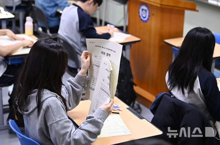[수원=뉴시스] 김종택 기자 = 5월 전국연합학력평가가 실시된 8일 경기 수원시 효원고등학교에서 고3 학생들이 문제지를 받고 있다. 2025.05.08. jtk@newsis.com
