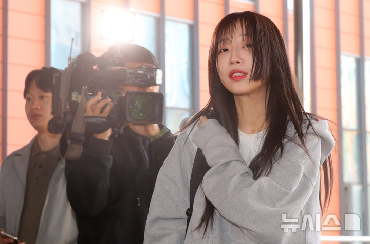 [서울=뉴시스] 김혜진 기자 = 먹방 유튜버 쯔양(본명 박정원)이 8일 오전 김세의 가로세로연구소(가세연) 대표 고소 관련 고소인 조사를 받기 위해 서울 강남구 강남경찰서로 출석하고 있다. 2025.05.08. jini@newsis.com