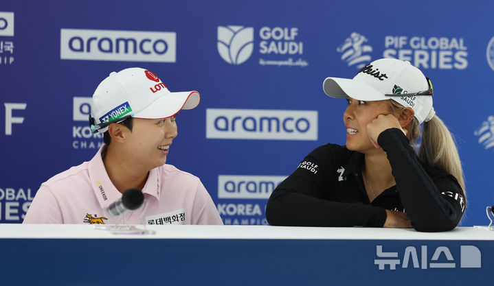 [고양=뉴시스] 전진환 기자 = 8일 오전 경기도 고양시 뉴코리아 컨트리클럽에서 열린 아람코 코리아 챔피언십 기자회견에 자리한 김효주(왼쪽)와 다니엘 강이 대화하고 있다. 2025.05.08. amin2@newsis.com