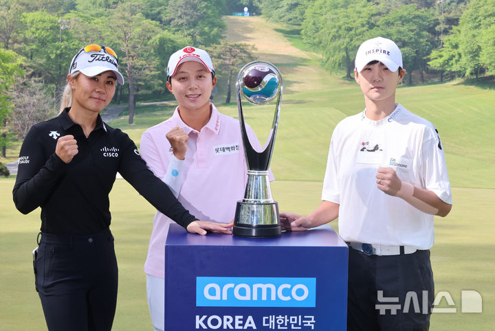 [고양=뉴시스] 전진환 기자 = 8일 오전 경기도 고양시 뉴코리아 컨트리클럽에서 열린 아람코 코리아 챔피언십 포토콜에서 다니엘 강(왼쪽부터), 김효주, 박성현이 포즈를 취하고 있다. 2025.05.08. amin2@newsis.com