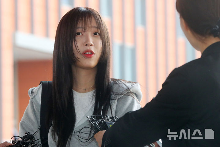 [서울=뉴시스] 김혜진 기자 = 먹방 유튜버 쯔양(본명 박정원)이 지난 5월8일 오전 김세의 가로세로연구소(가세연) 대표 고소 관련 고소인 조사를 받기 위해 서울 강남구 강남경찰서로 출석하며 취재진 질문에 답하고 있다. 2025.05.08. jini@newsis.com