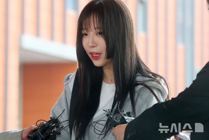 [서울=뉴시스] 김혜진 기자 =  유튜버 쯔양(본명 박정원)이 사생활 관련 영상을 본인 동의 없이 게재한 유튜브 채널 가로세로연구소(가세연)와 대표 김세의씨를 상대로 영상을 삭제하라며 제기한 가처분 소송과 관련, 일부 영상 삭제를 결정한 법원 판단에 항고했다. 사진은 먹방 유튜버 쯔양(본명 박정원)이 8일 오전 김세의 가로세로연구소(가세연) 대표 고소 관련 고소인 조사를 받기 위해 서울 강남구 강남경찰서로 출석하며 취재진 질문에 답하고 있다. 2025.05.08. jini@newsis.com