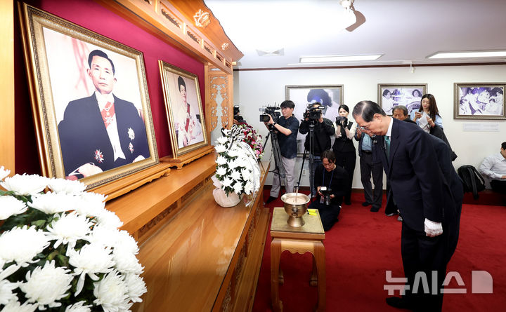 [구미=뉴시스] 이무열 기자 = 한덕수 무소속 대선 예비후보가 8일 오전 경북 구미시 상모동 박정희 전 대통령 생가를 찾아 추모관에서 묵념하고 있다. 2025.05.08. lmy@newsis.com