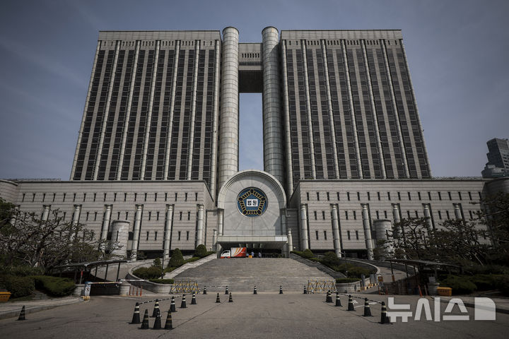 [서울=뉴시스] 정병혁 기자 = 17일 법원에 따르면 서울고법 형사12-2부(부장판사 방웅환·김민아·홍지영)는 형사보상 청구인인 고인의 아들에게 비용에 대한 보상으로 275만원을 지급하는 내용의 형사보상결정이 확정됐다는 내용의 관보를 전날 게재했다. 사진은 서울 서초구 서울고등법원. 2025.05.08. jhope@newsis.com