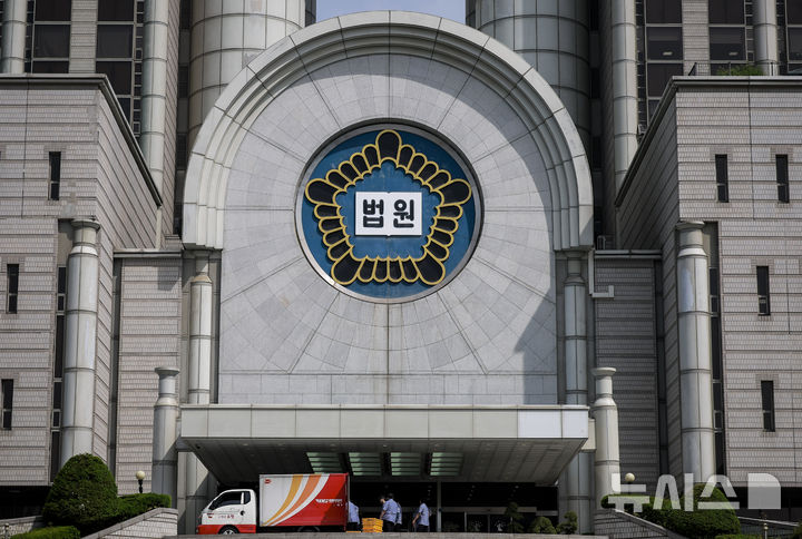 [서울=뉴시스] 정병혁 기자 = 서울고법 행정3부(부장판사 윤강열)는 12일 하승수 세금도둑잡아라 공동대표가 법무부 장관을 상대로 낸 정보공개 거부처분 취소소송 2심에서 원고 일부 승소로 판결했다. 1심도 지난해 4월 원고 승소로 판결한 바 있다. 사진은 서울 서초구 서울고등법원. 2025.05.08. jhope@newsis.com