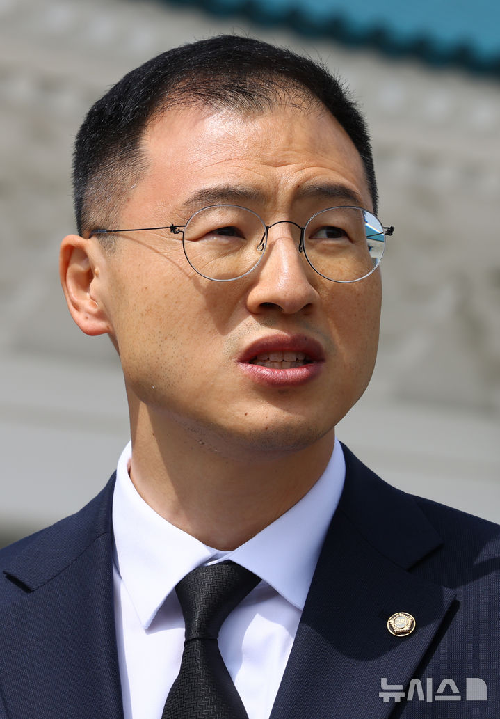 [서울=뉴시스] 박주성 기자 = 김상욱 국민의힘 의원이 8일 오전 서울 동작구 국립서울현충원 참배 후 탈당 기자회견을 하고 있다. 2025.05.08. park7691@newsis.com